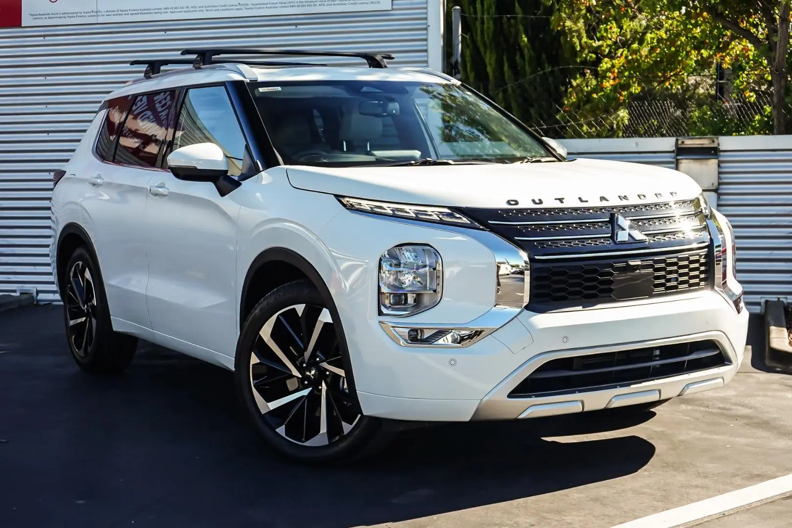 2022 Mitsubishi Outlander Gallery Image 2