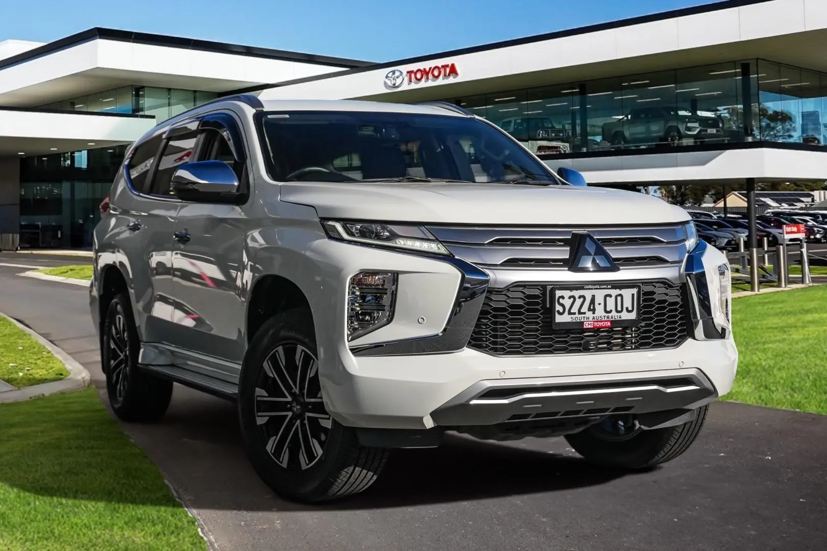 2022 Mitsubishi Pajero Sport Image
