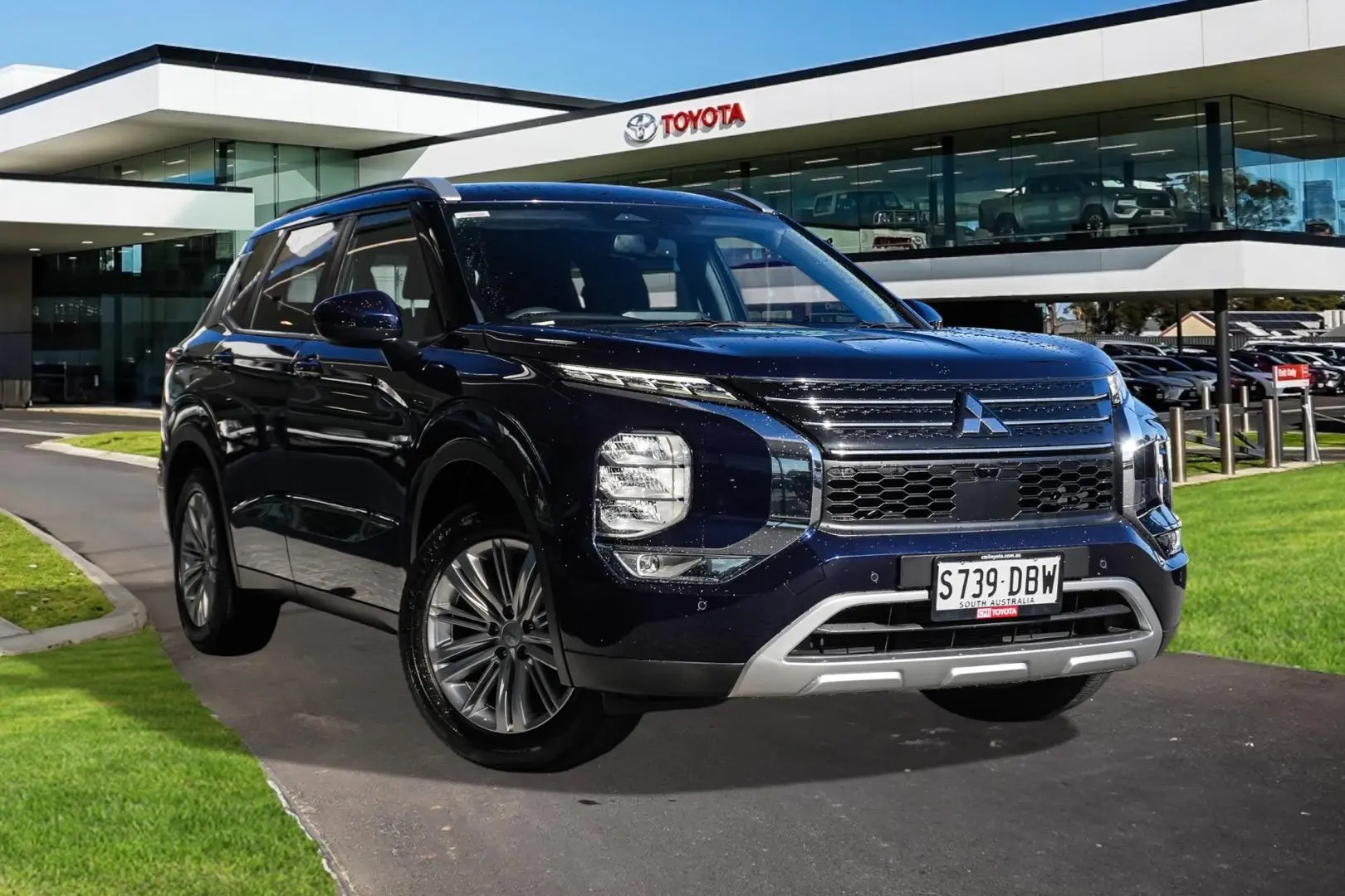 2022 Mitsubishi Outlander Image