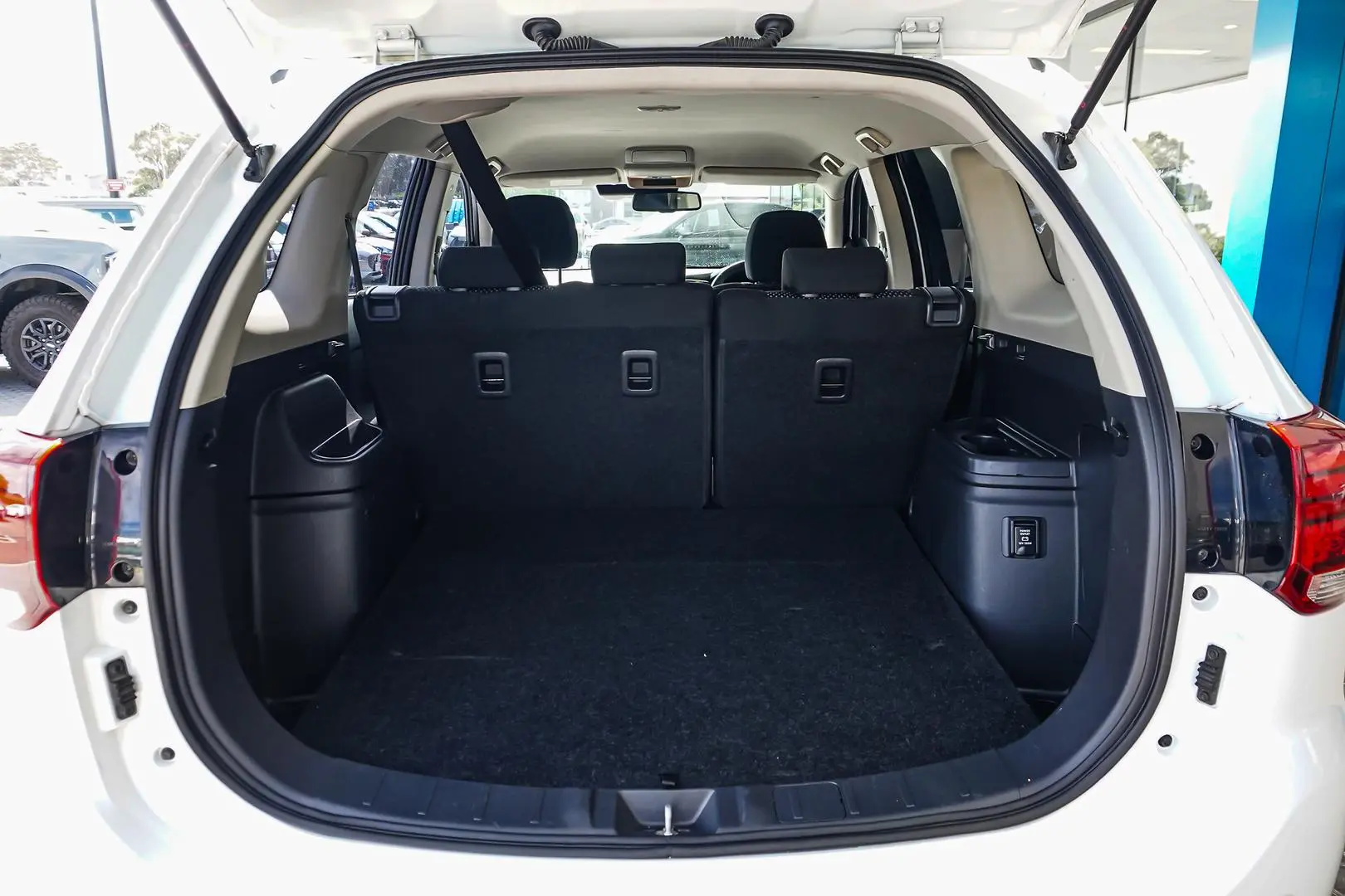 2020 Mitsubishi Outlander Gallery Image 10