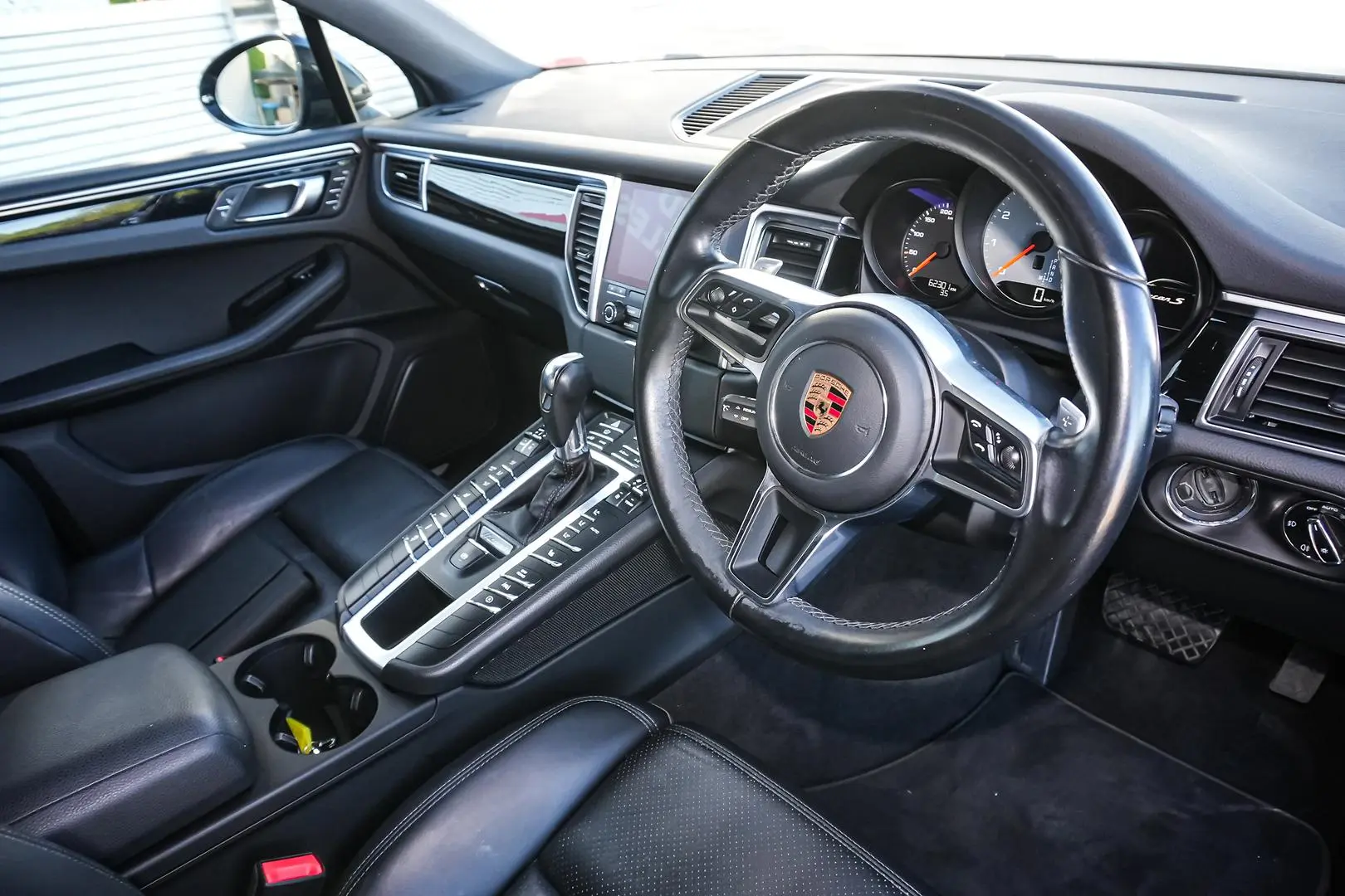 2018 Porsche Macan Gallery Image 7