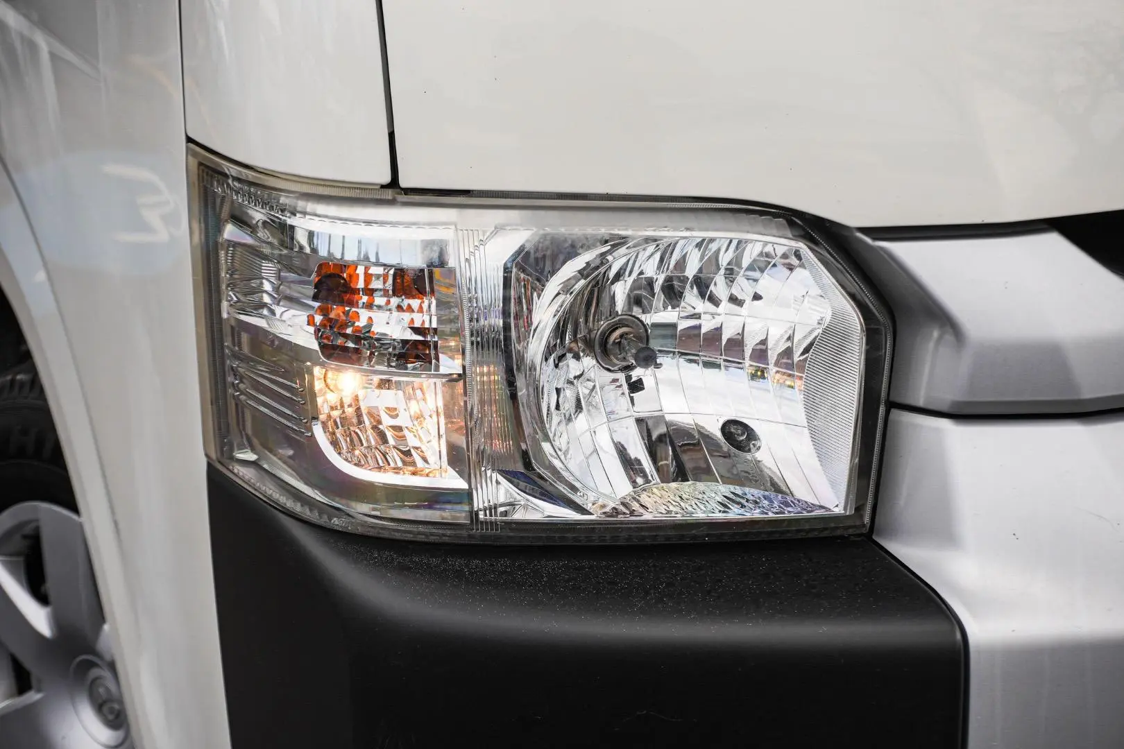 2017 Toyota Hiace Gallery Image 13