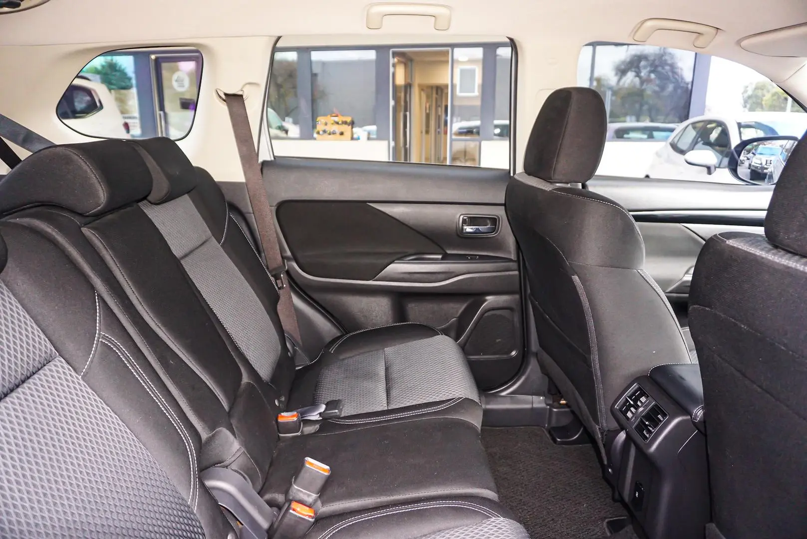 2020 Mitsubishi Outlander Gallery Image 12