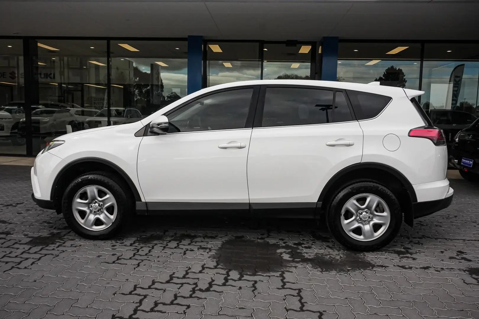 2017 Toyota RAV4 Gallery Image 4