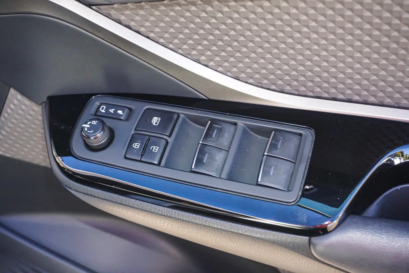 2023 Toyota C-HR Gallery Image 19