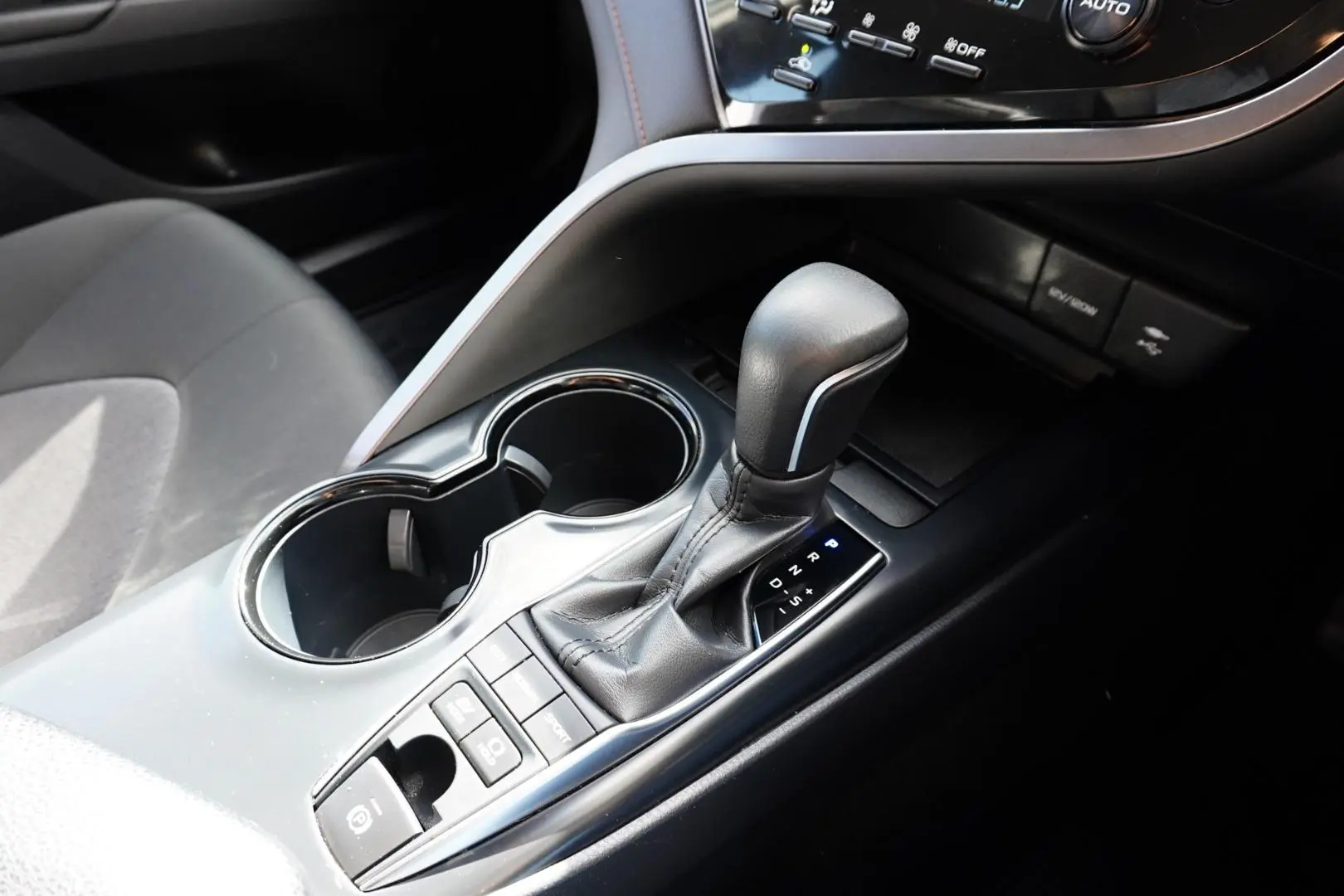 2019 Toyota Camry Gallery Image 18