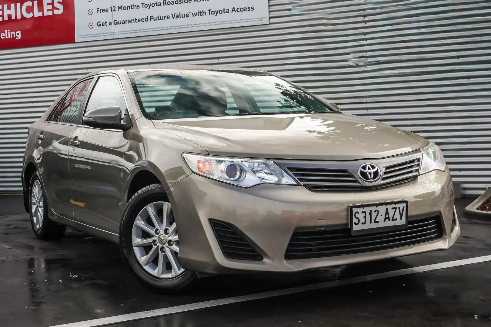 2013 Toyota Camry Gallery Image 2