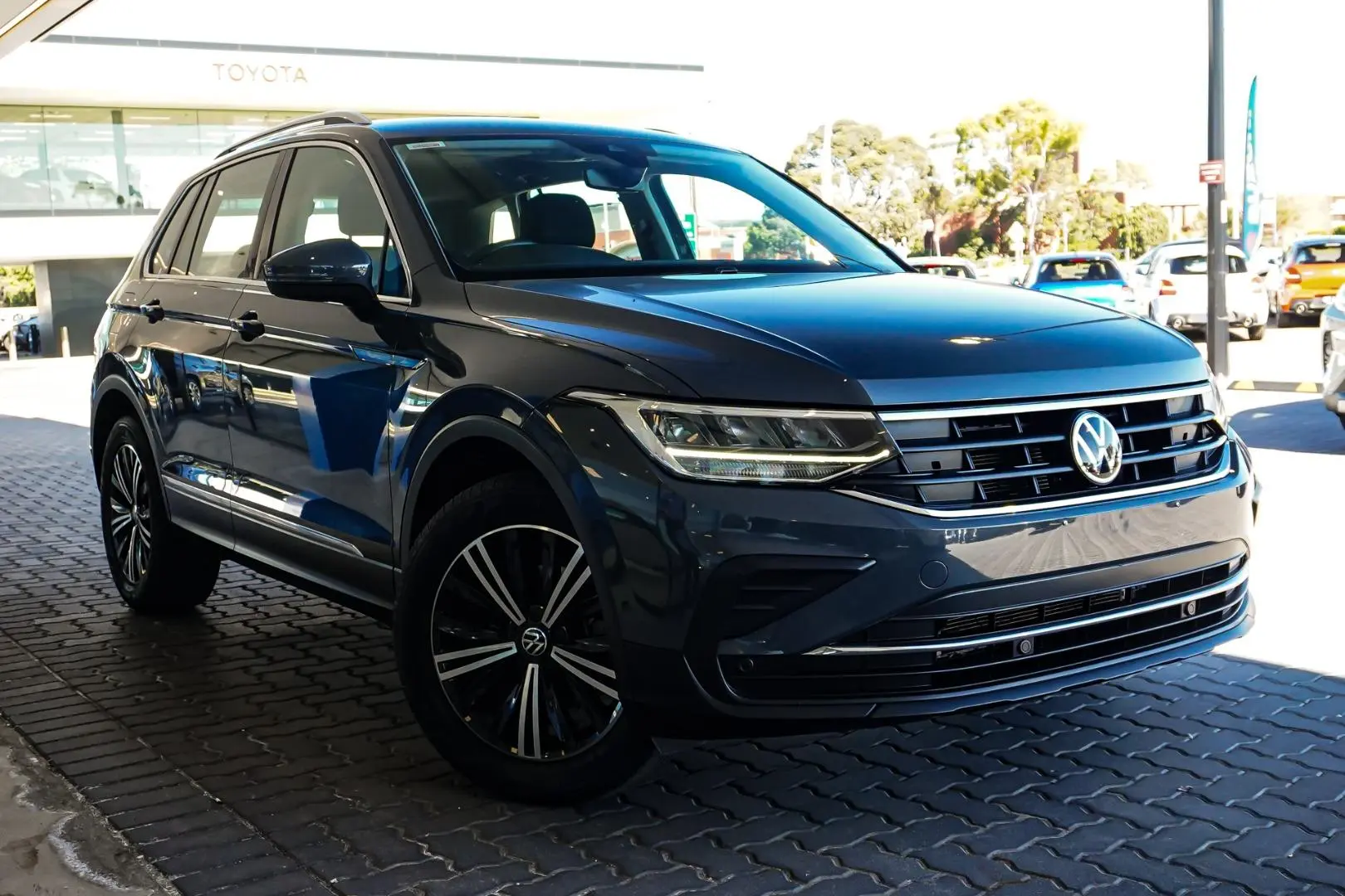 2023 Volkswagen Tiguan Gallery Image 2