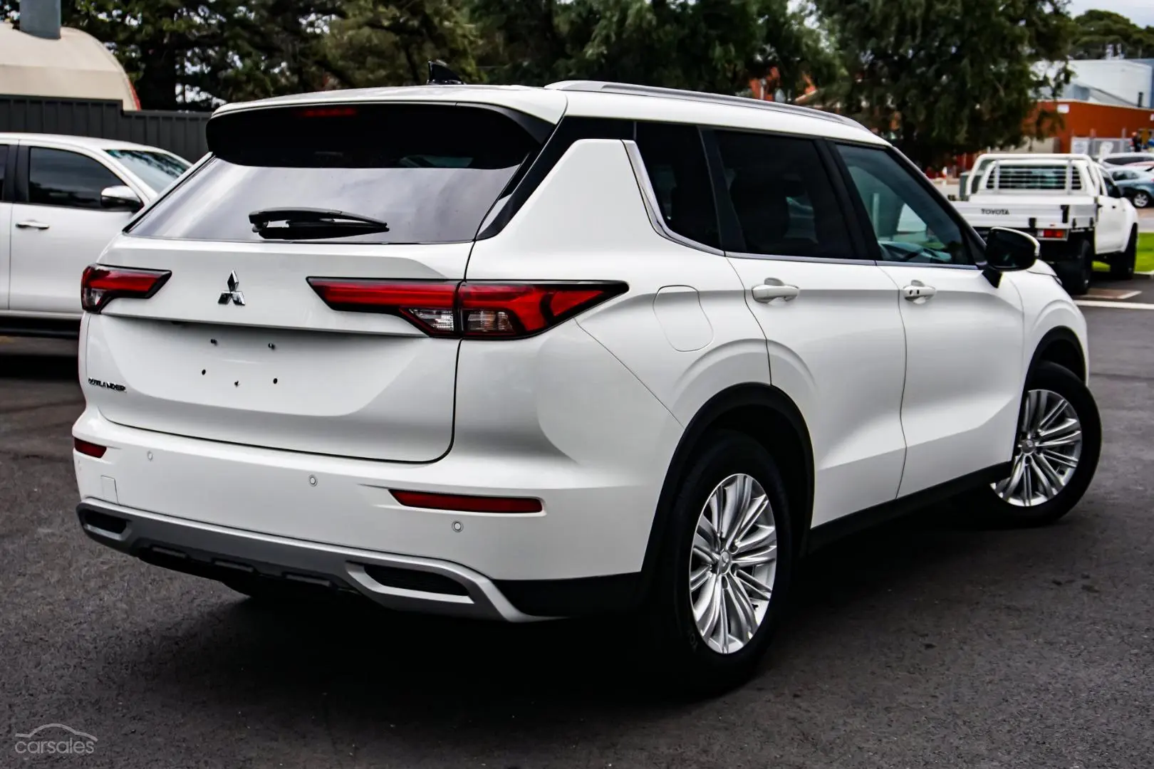 2022 Mitsubishi Outlander Image 2