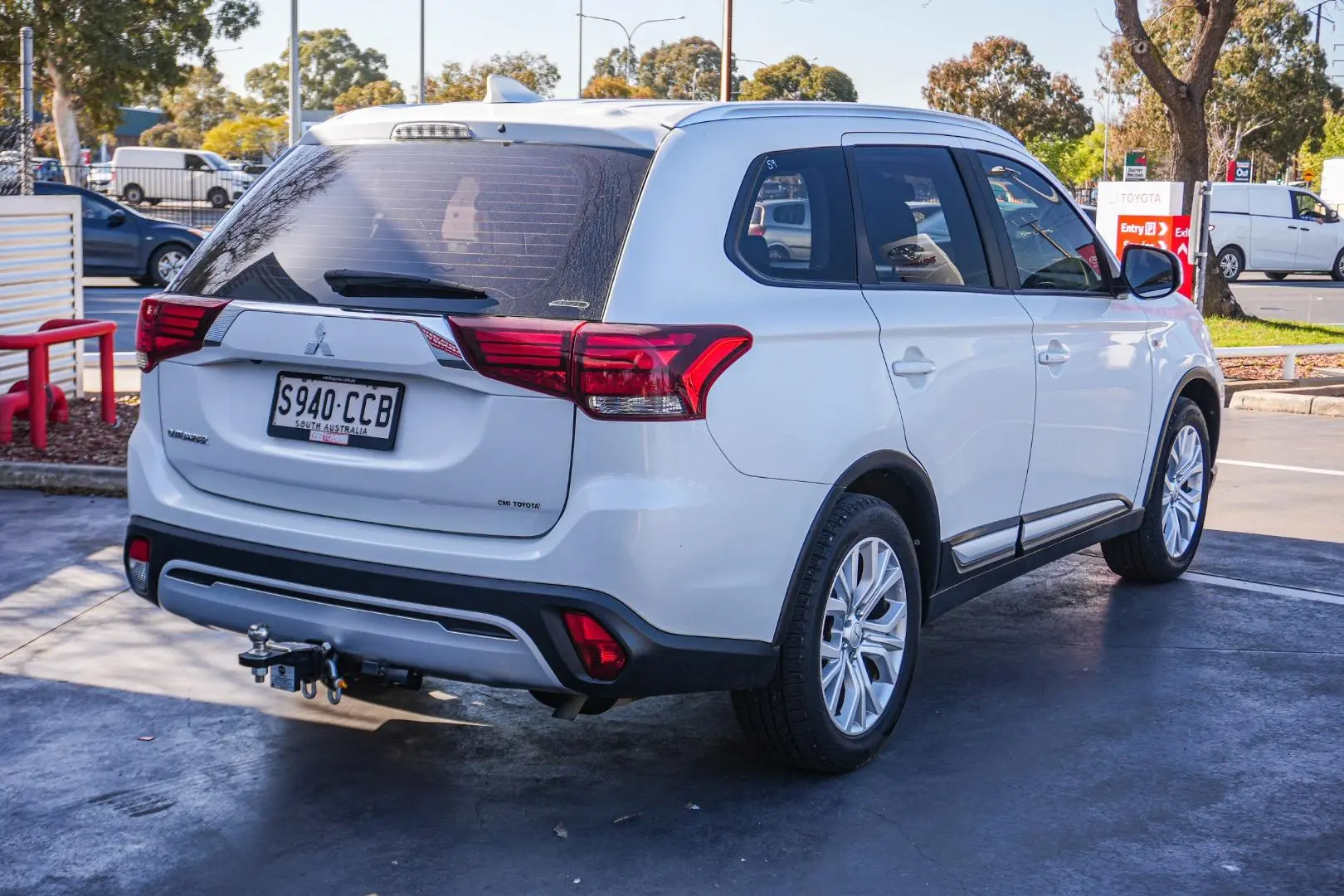 2019 Mitsubishi Outlander Gallery Image 3