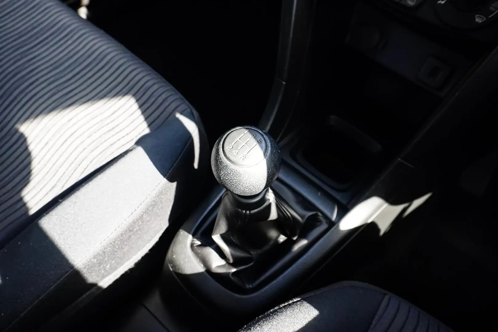 2013 Suzuki Swift Gallery Image 17