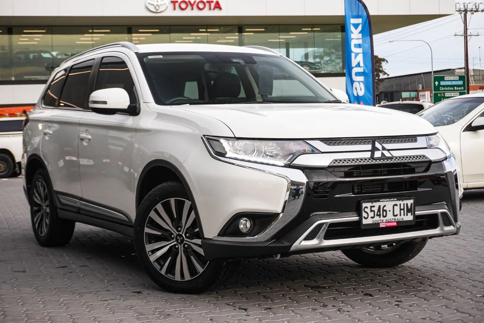 2020 Mitsubishi Outlander Gallery Image 2