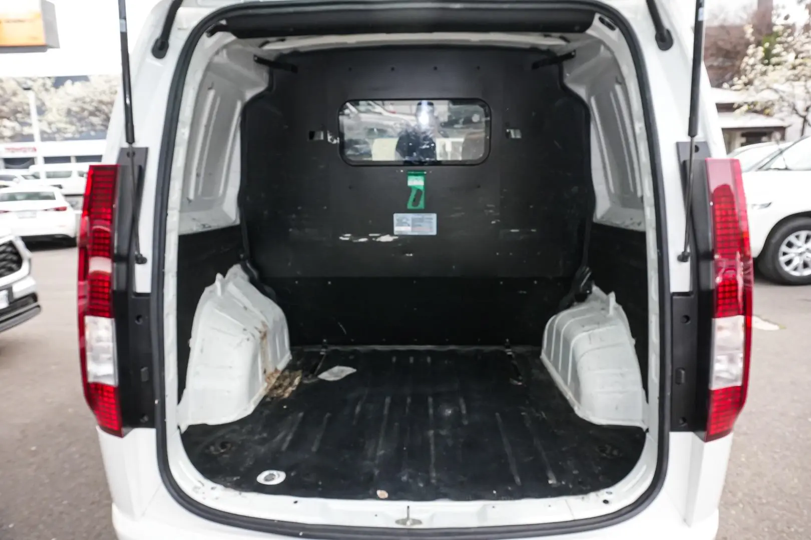 2021 Hyundai STARIA LOAD Gallery Image 11