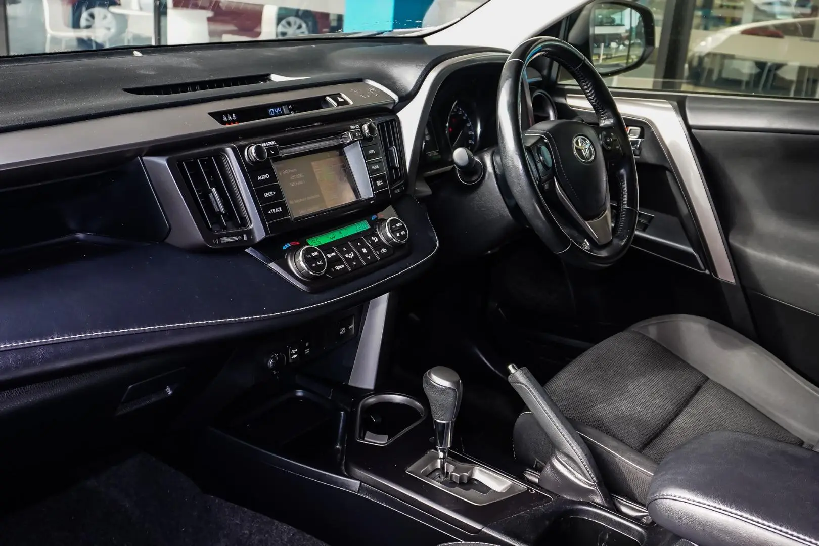 2018 Toyota RAV4 Gallery Image 11