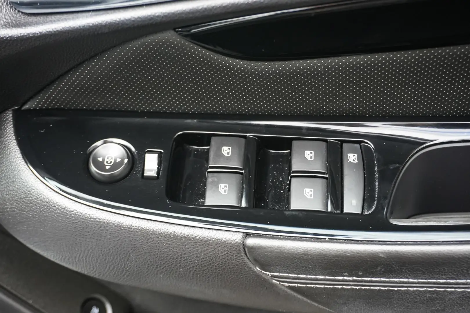 2017 Holden Commodore Gallery Image 22