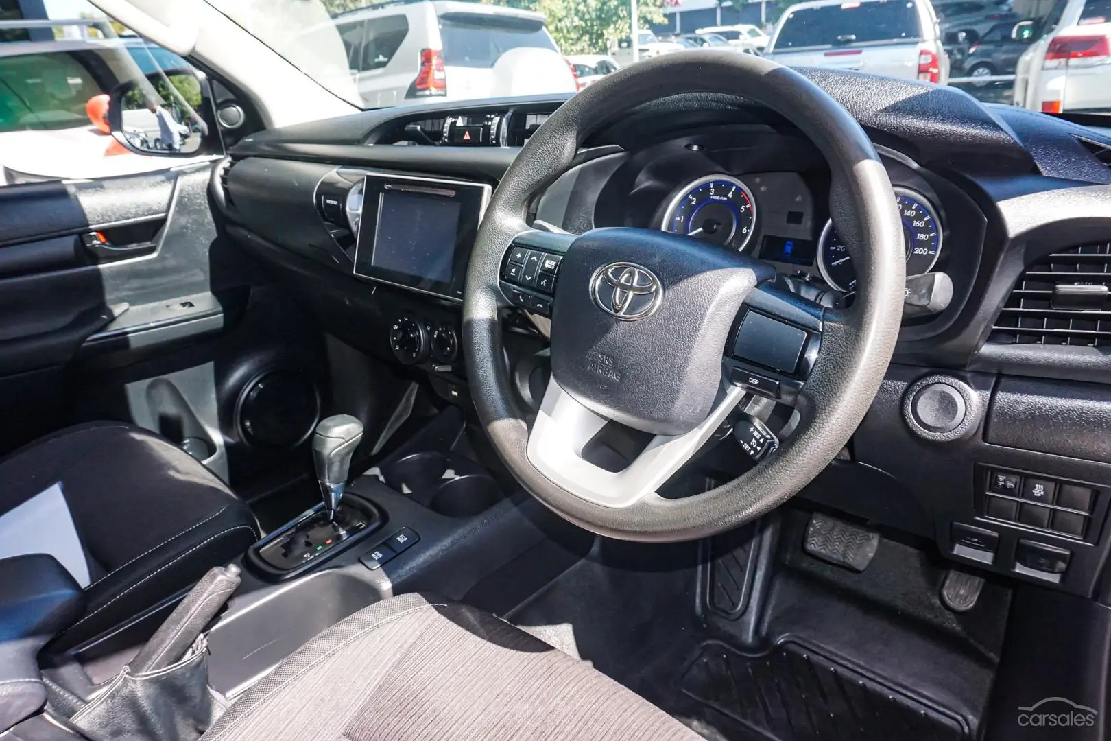 2017 Toyota Hilux Image 13