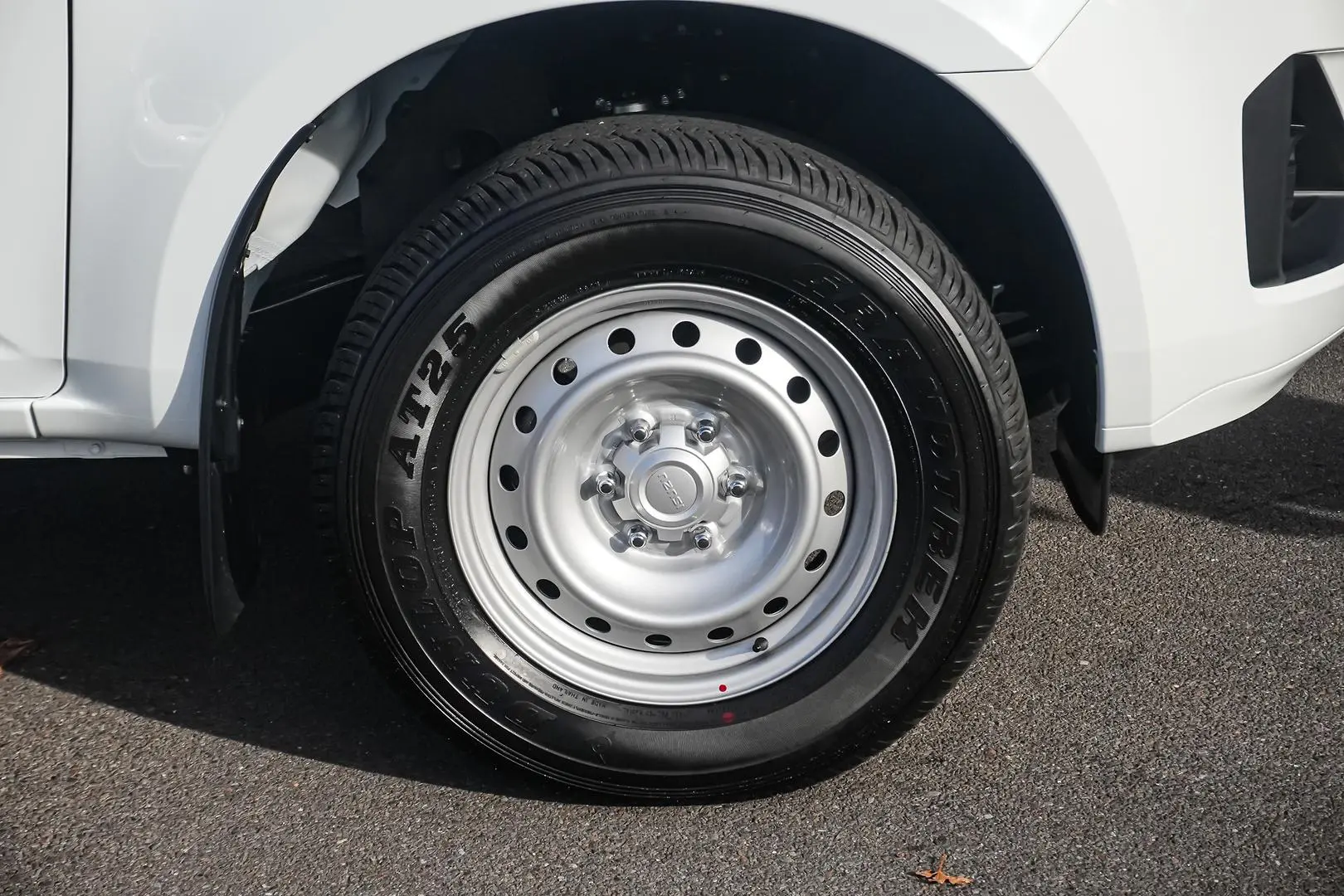 2024 Isuzu D-MAX Gallery Image 10