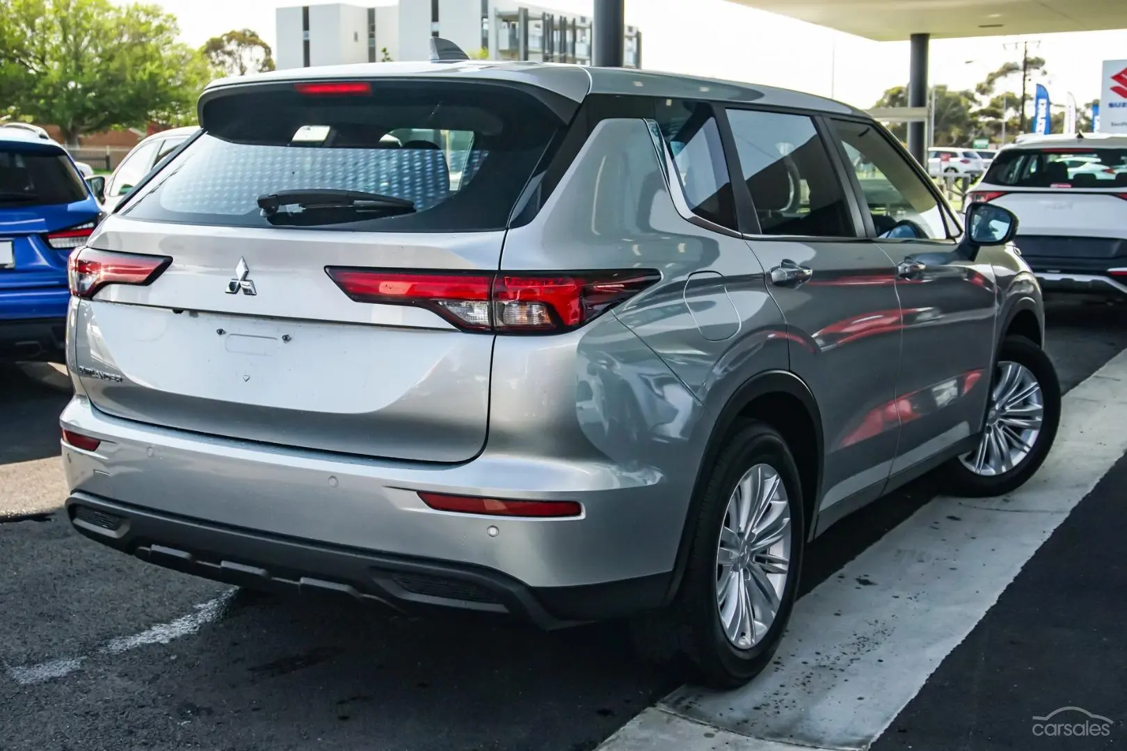 2023 Mitsubishi Outlander Image 2