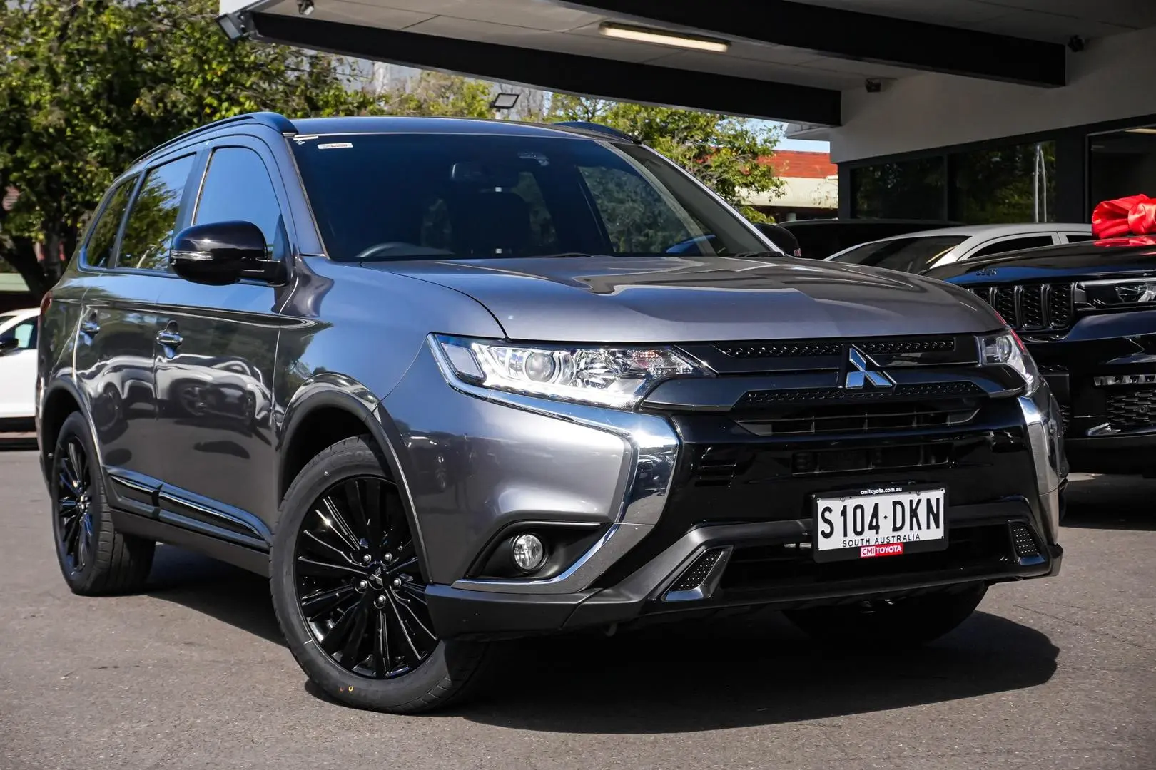 2020 Mitsubishi Outlander Gallery Image 2