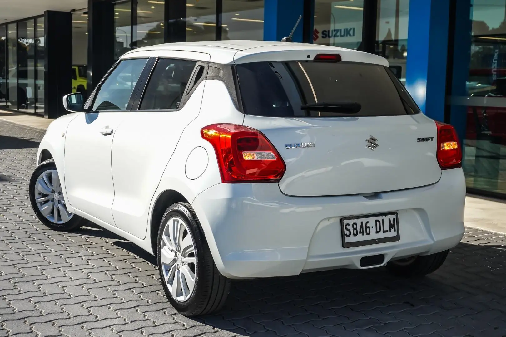 2020 Suzuki Swift Gallery Image 3