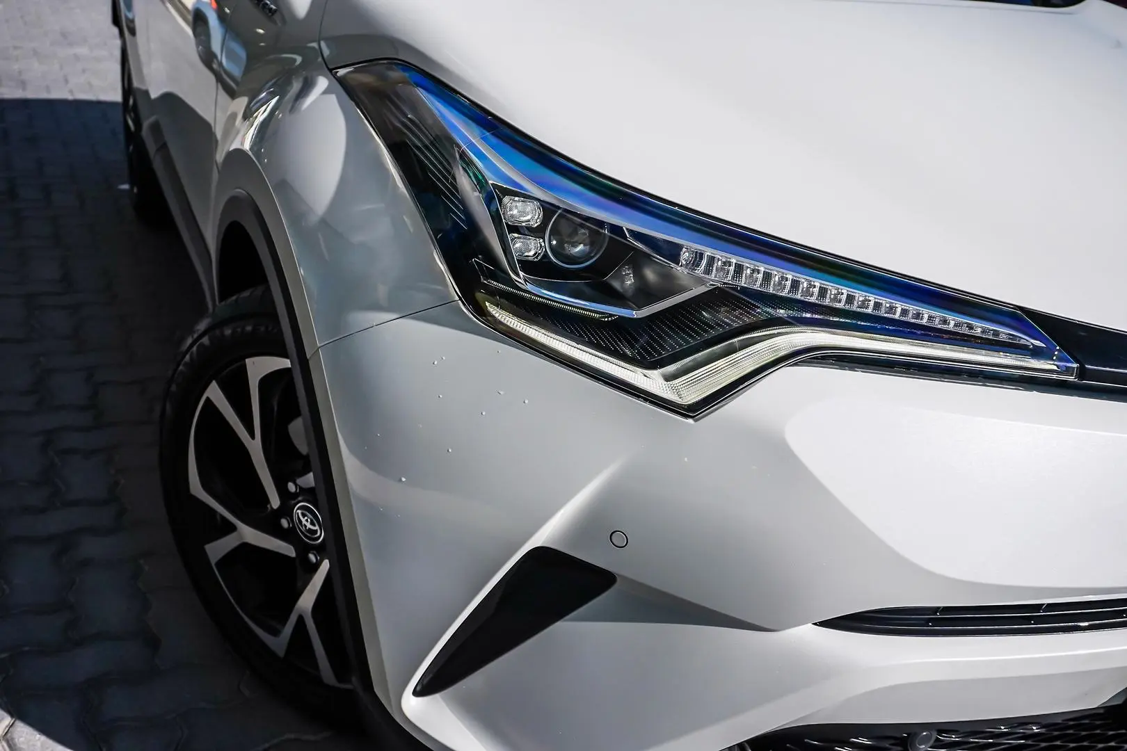 2017 Toyota C-HR Gallery Image 12