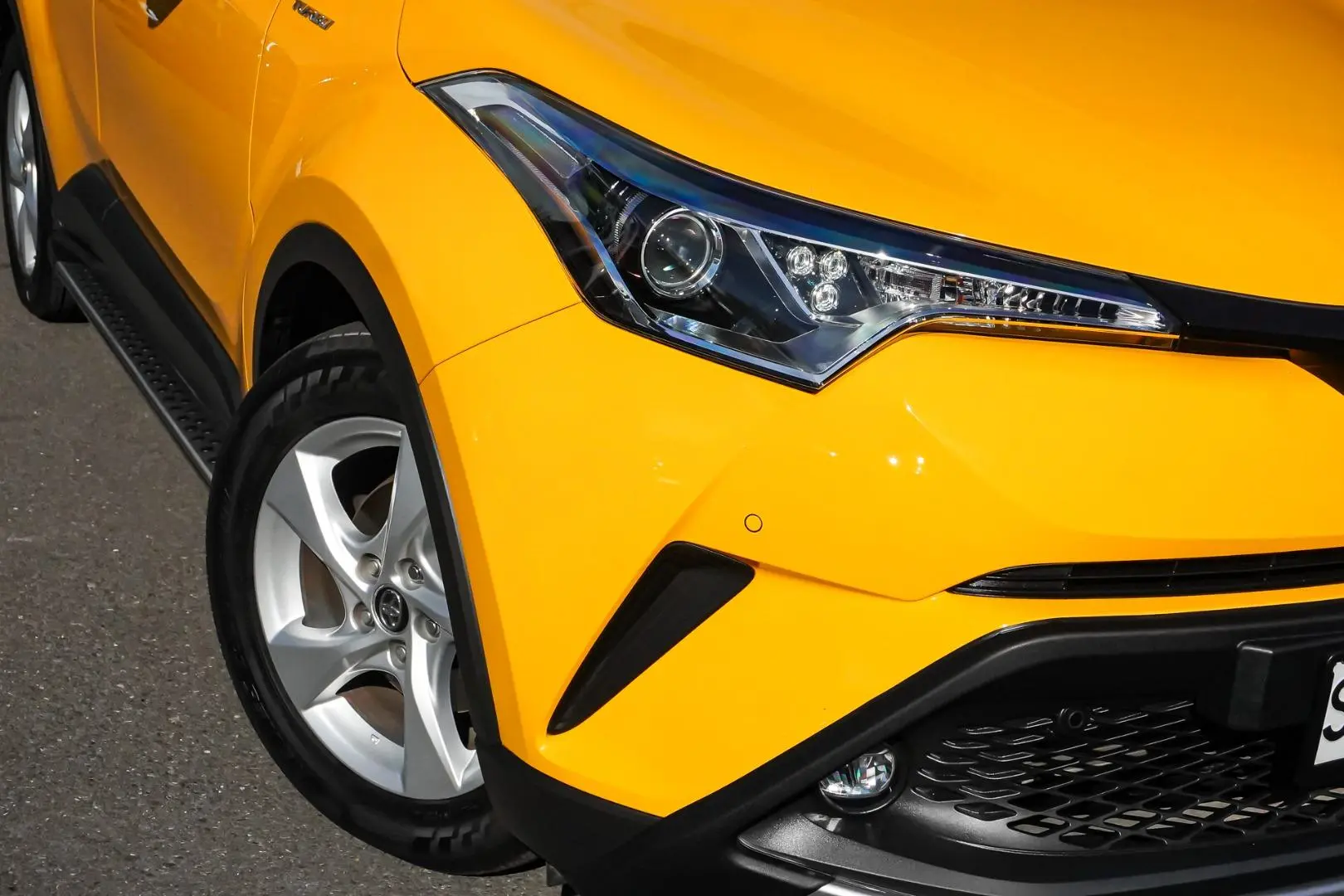 2018 Toyota C-HR Gallery Image 12
