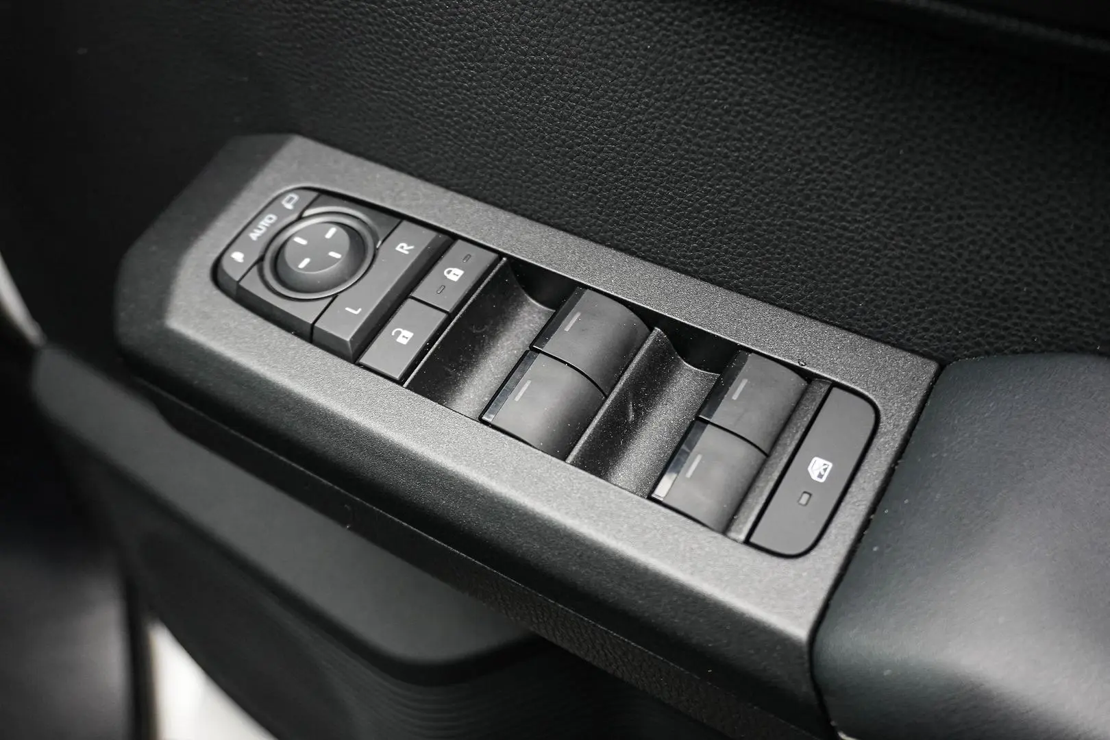 2025 Toyota Hilux Gallery Image 19