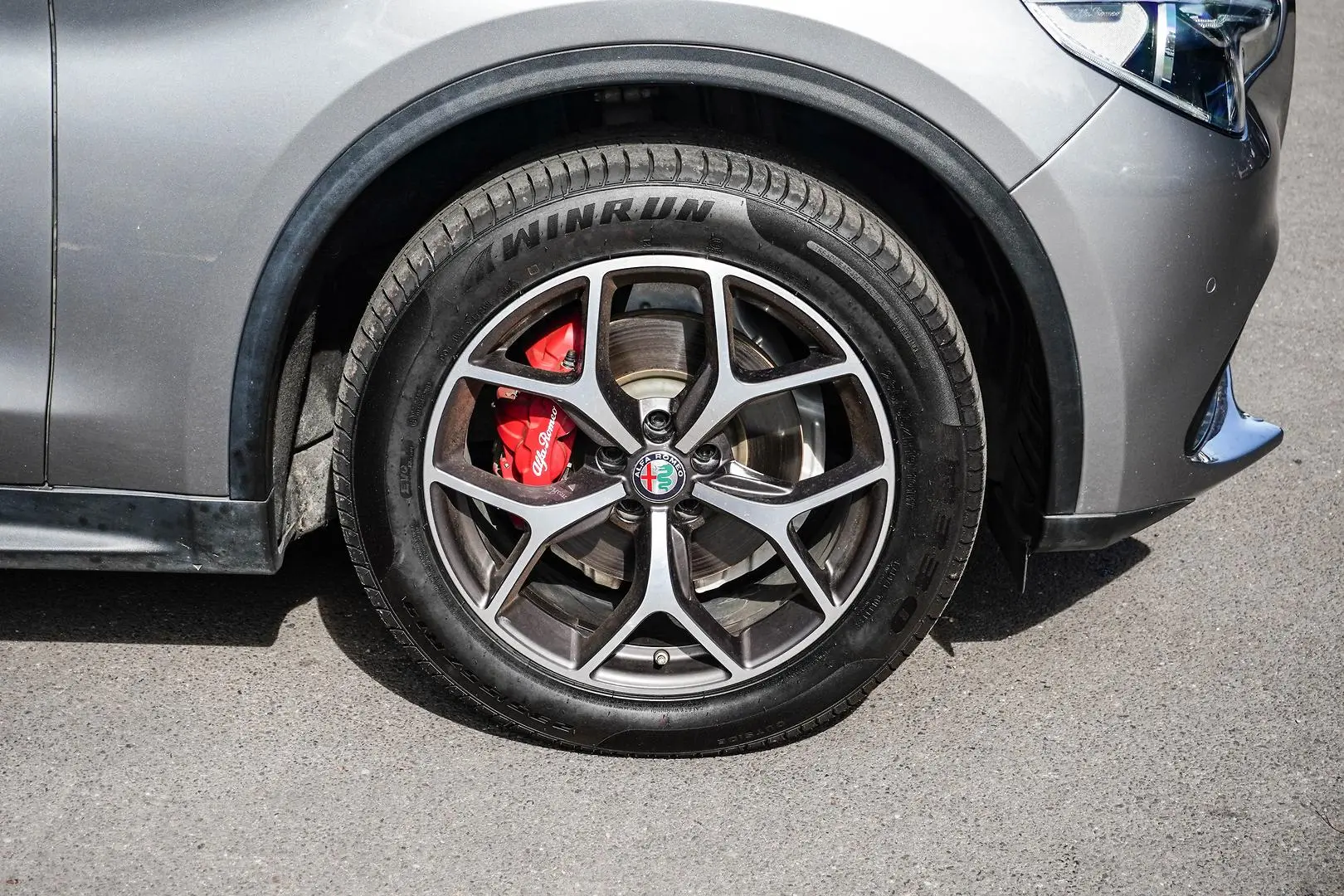 2018 Alfa Romeo Stelvio Gallery Image 18