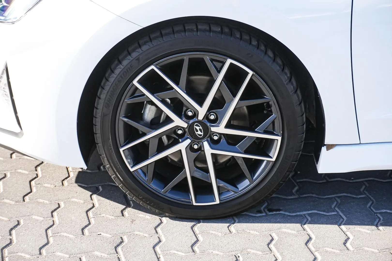 2019 Hyundai Elantra Gallery Image 11