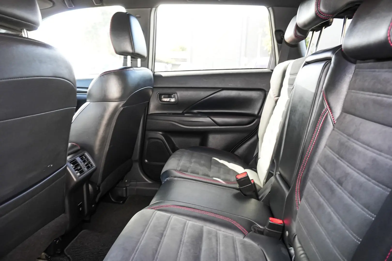 2020 Mitsubishi Outlander Gallery Image 12