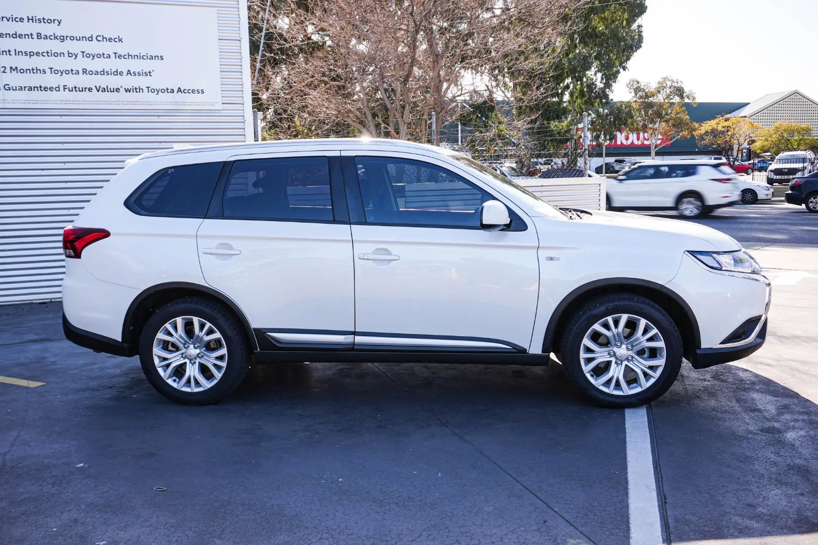 2019 Mitsubishi Outlander Gallery Image 4