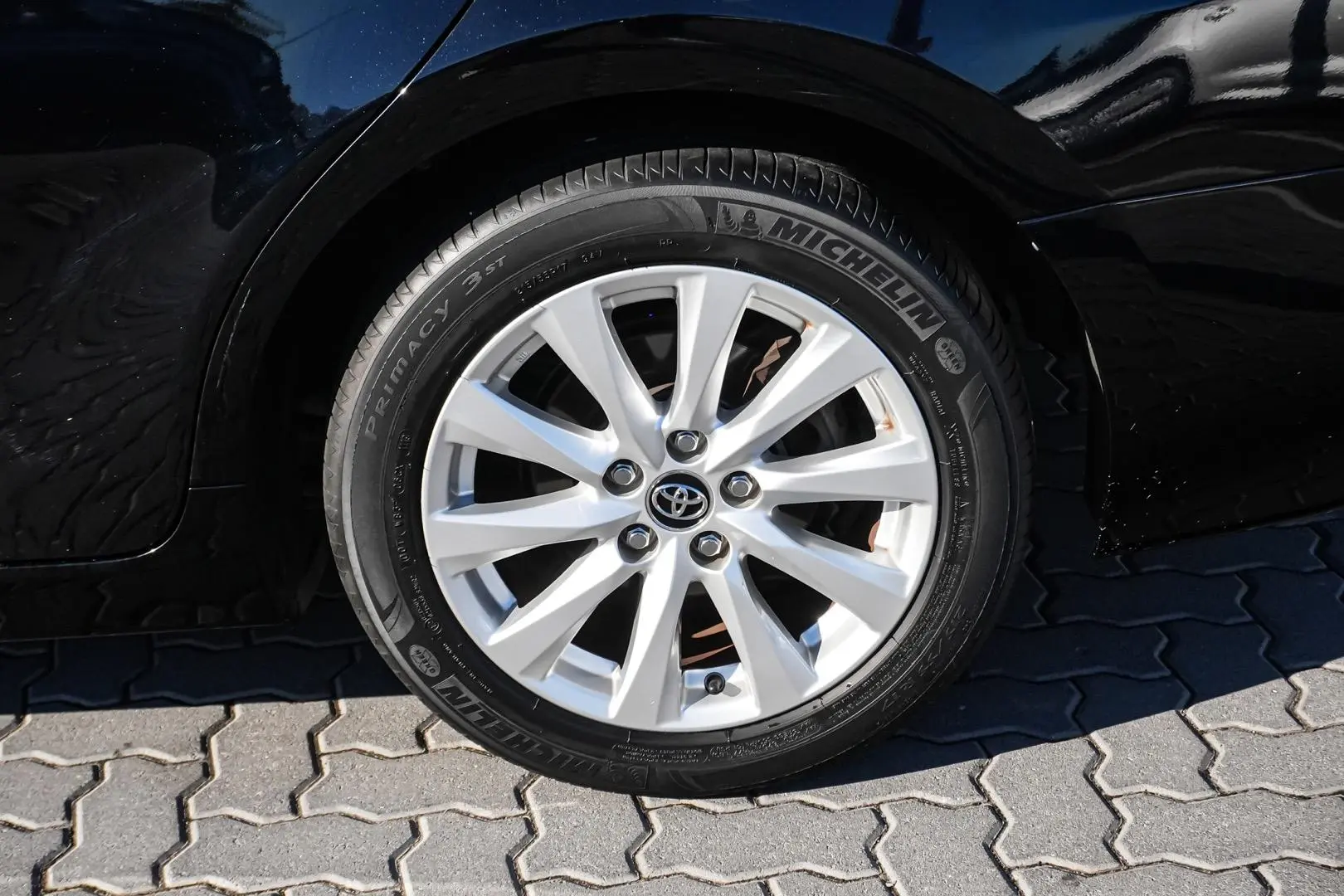 2019 Toyota Camry Gallery Image 13