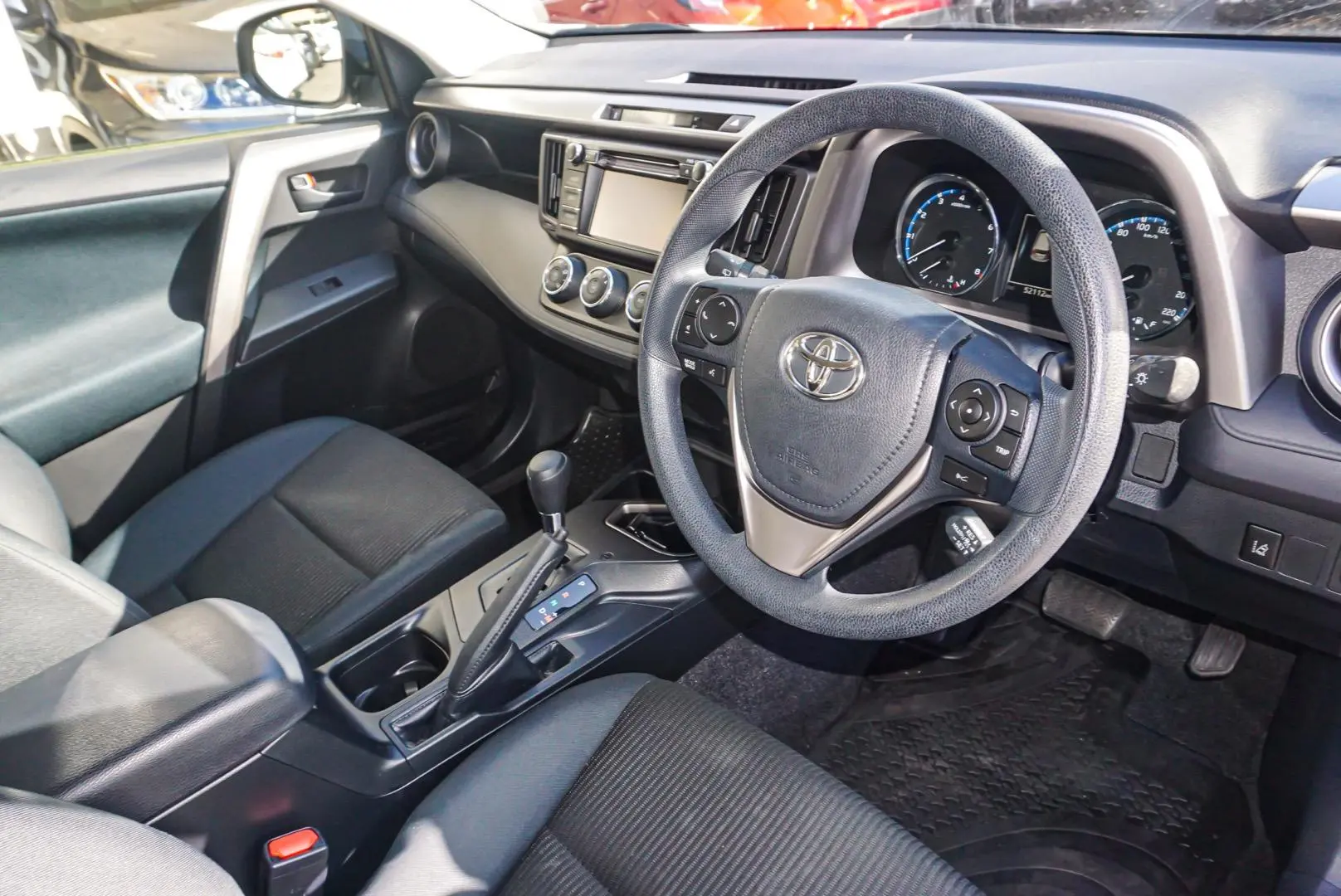 2018 Toyota RAV4 Gallery Image 7