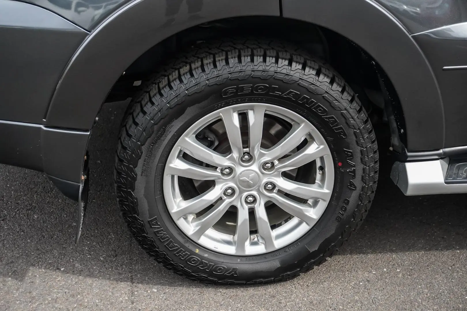 2018 Mitsubishi Pajero Gallery Image 16