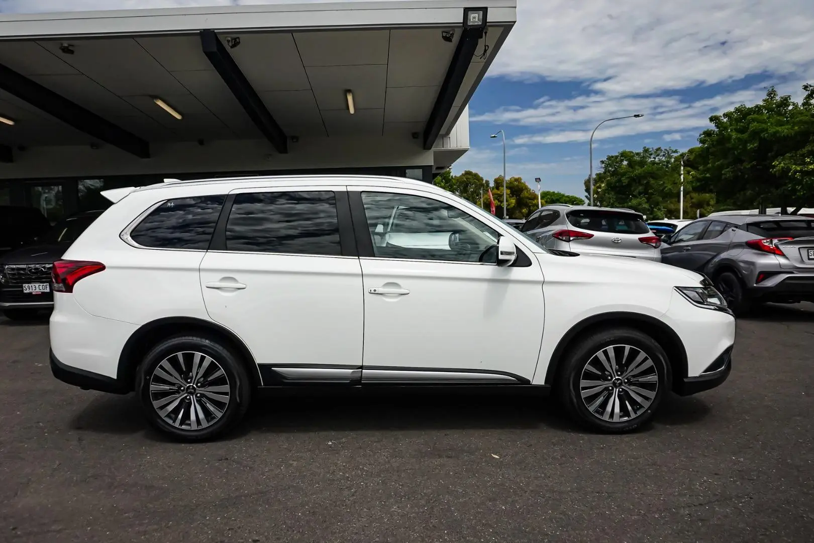 2018 Mitsubishi Outlander Gallery Image 4