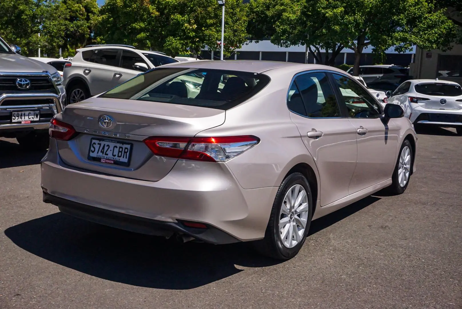 2019 Toyota Camry Gallery Image 2