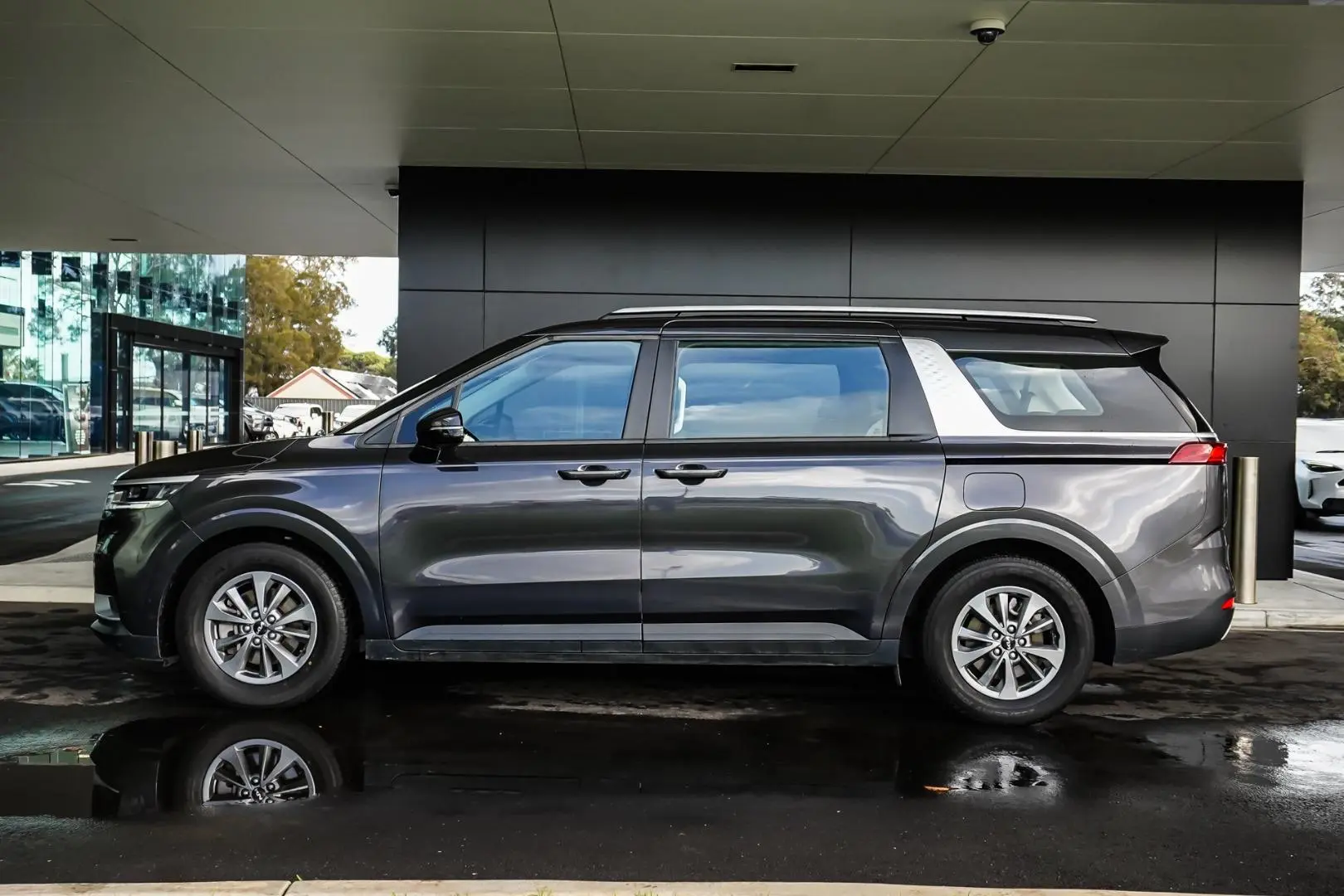2022 Kia Carnival Gallery Image 3