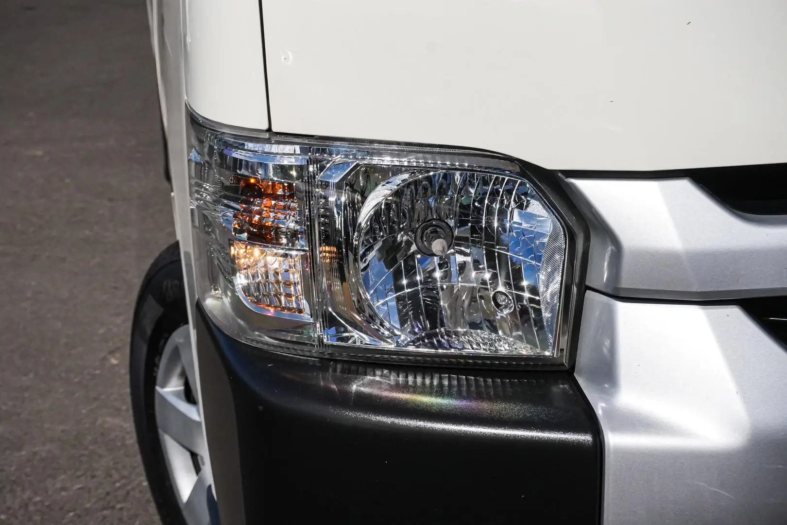 2017 Toyota Hiace Gallery Image 7