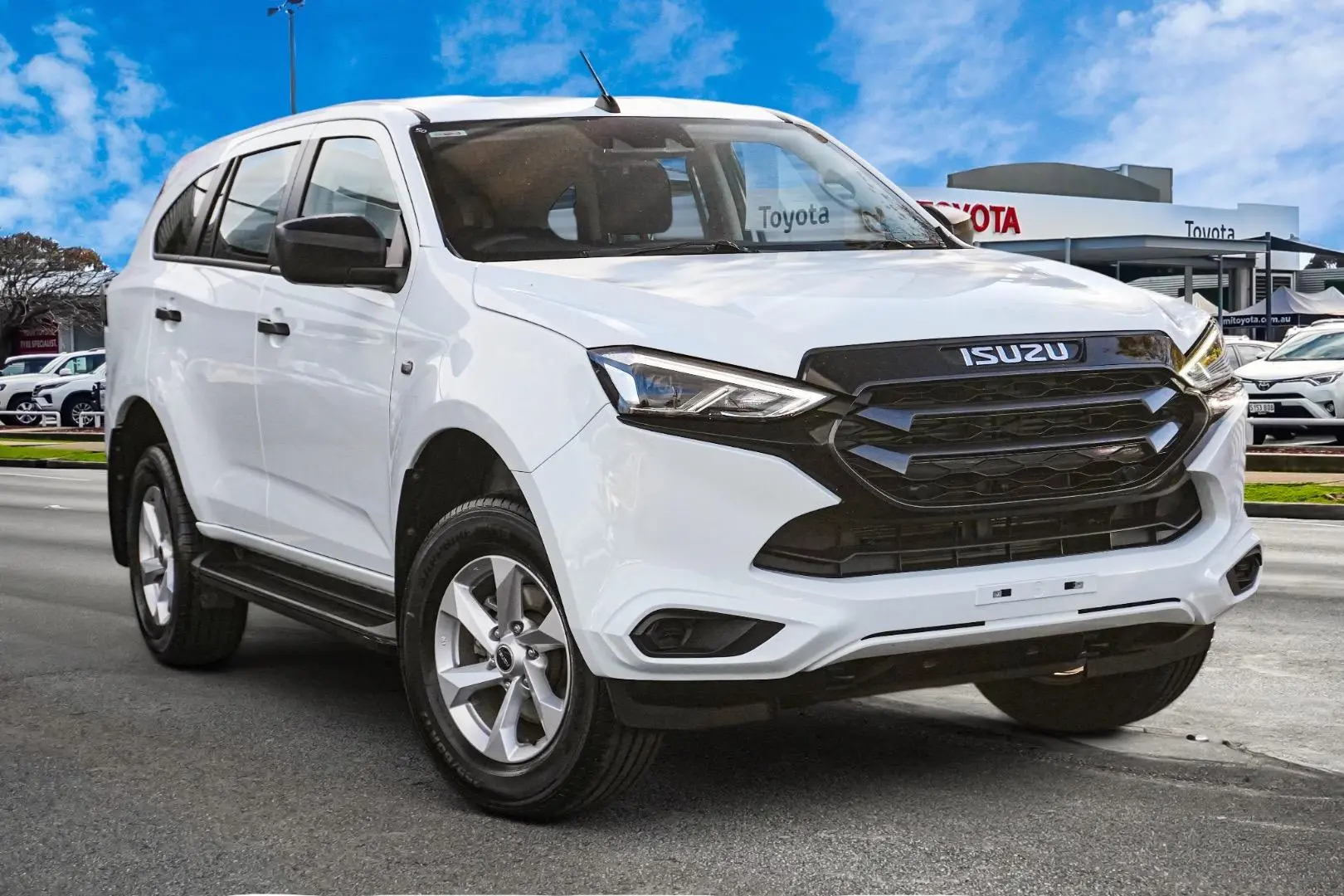 2023 Isuzu MU-X Image