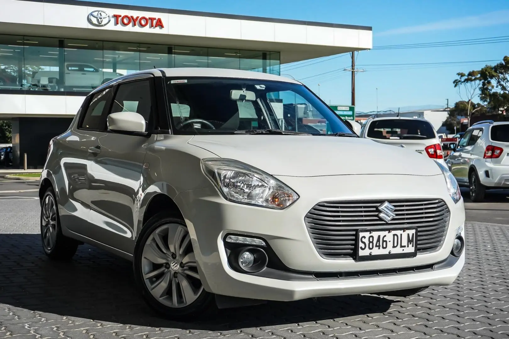 2020 Suzuki Swift Gallery Image 2