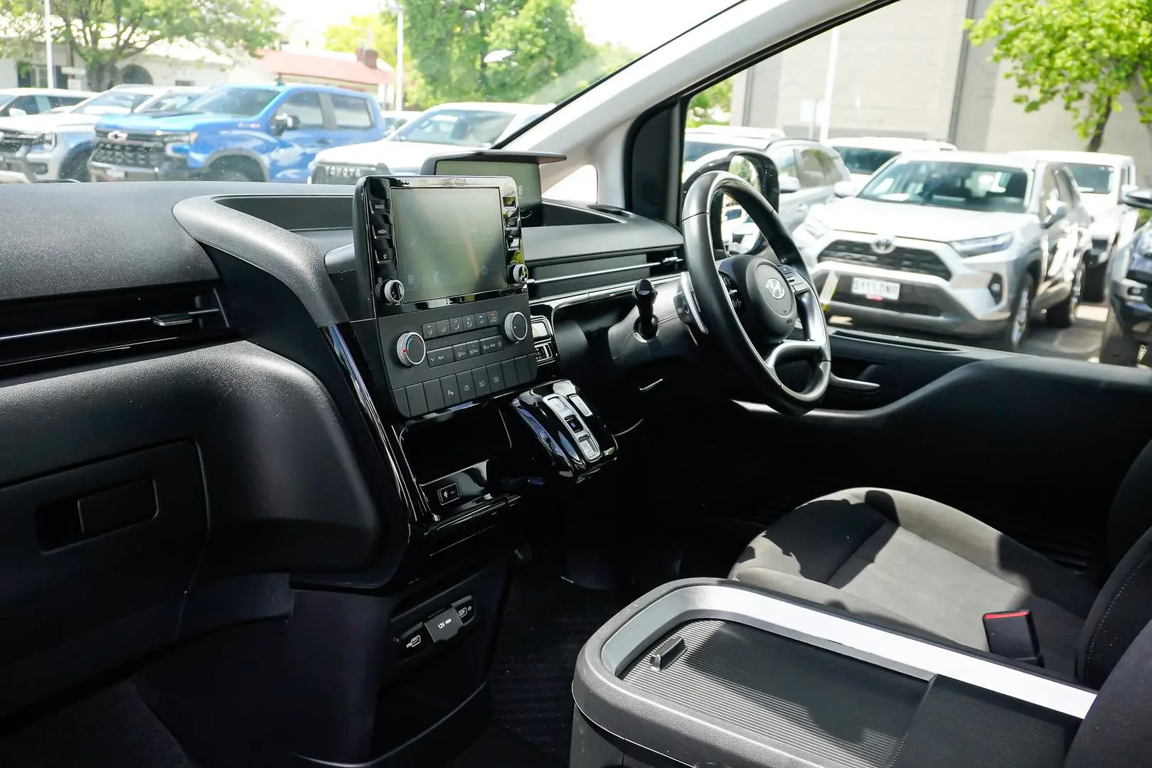 2023 Hyundai STARIA Gallery Image 11