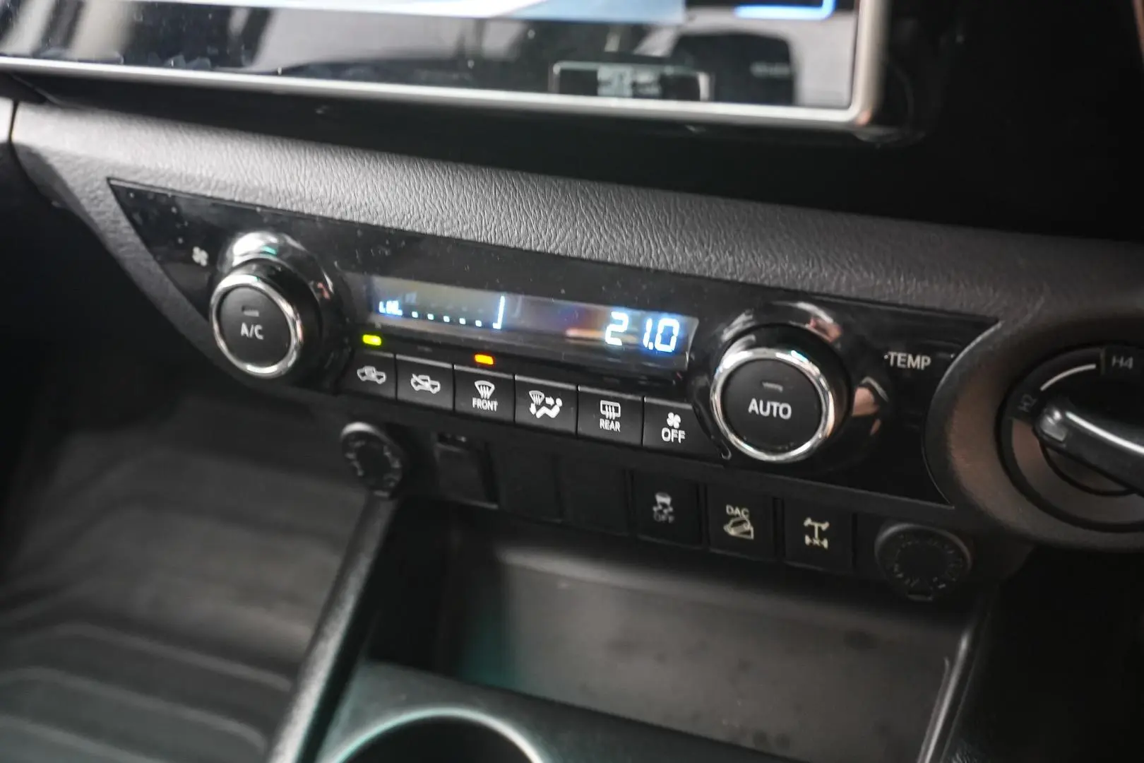 2018 Toyota Hilux Gallery Image 21