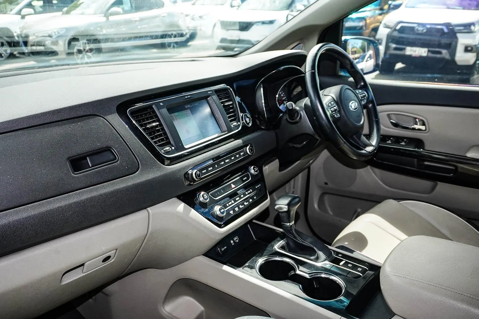 2018 Kia Carnival Gallery Image 12