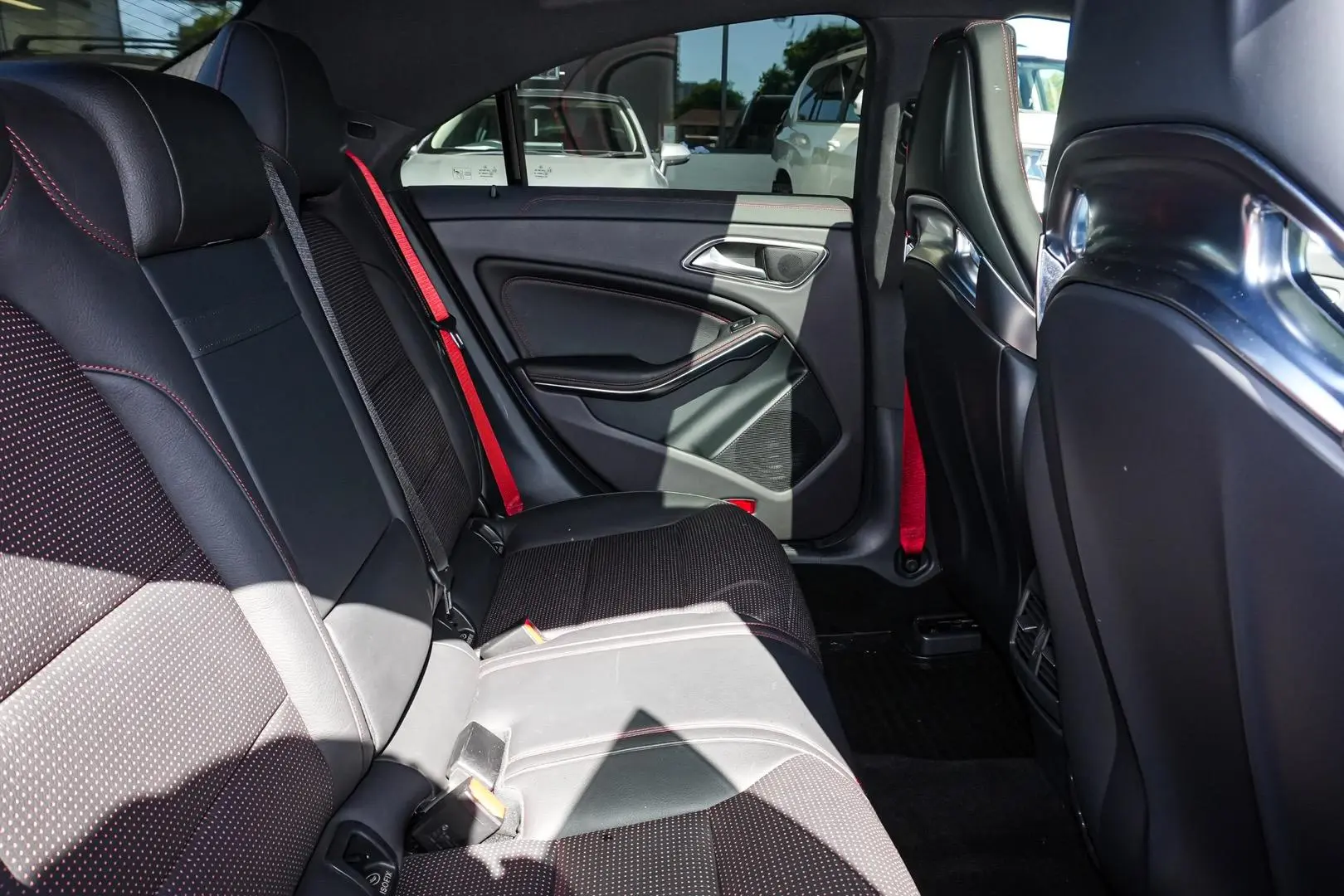 2016 Mercedes-Benz CLA-Class Gallery Image 9