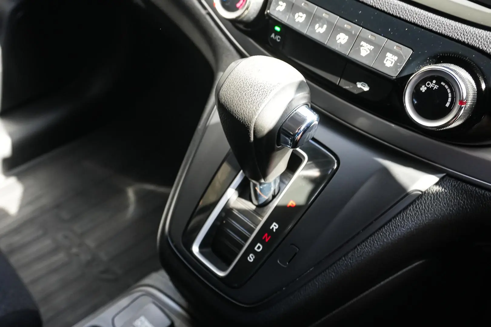 2015 Honda CR-V Gallery Image 17