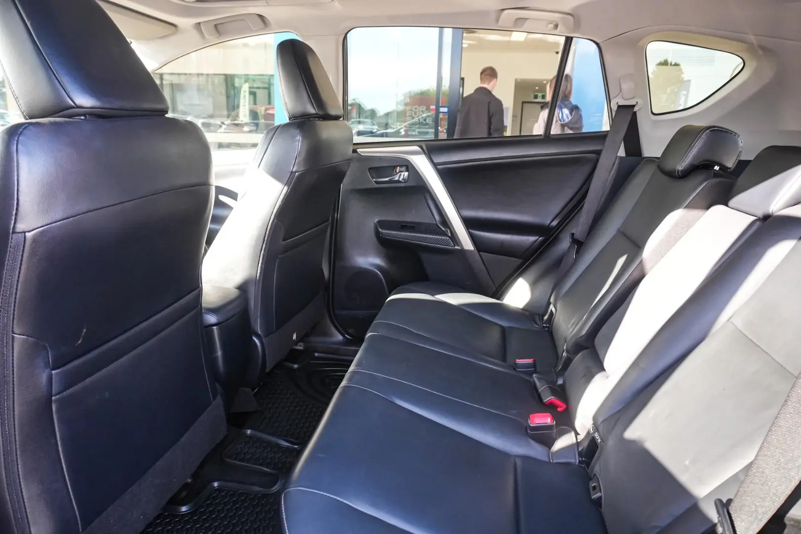 2015 Toyota RAV4 Gallery Image 8