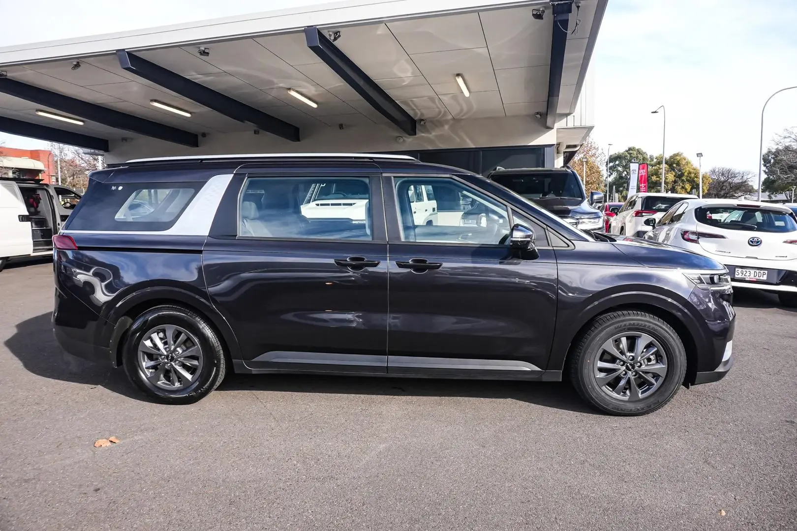 2023 Kia Carnival Gallery Image 3