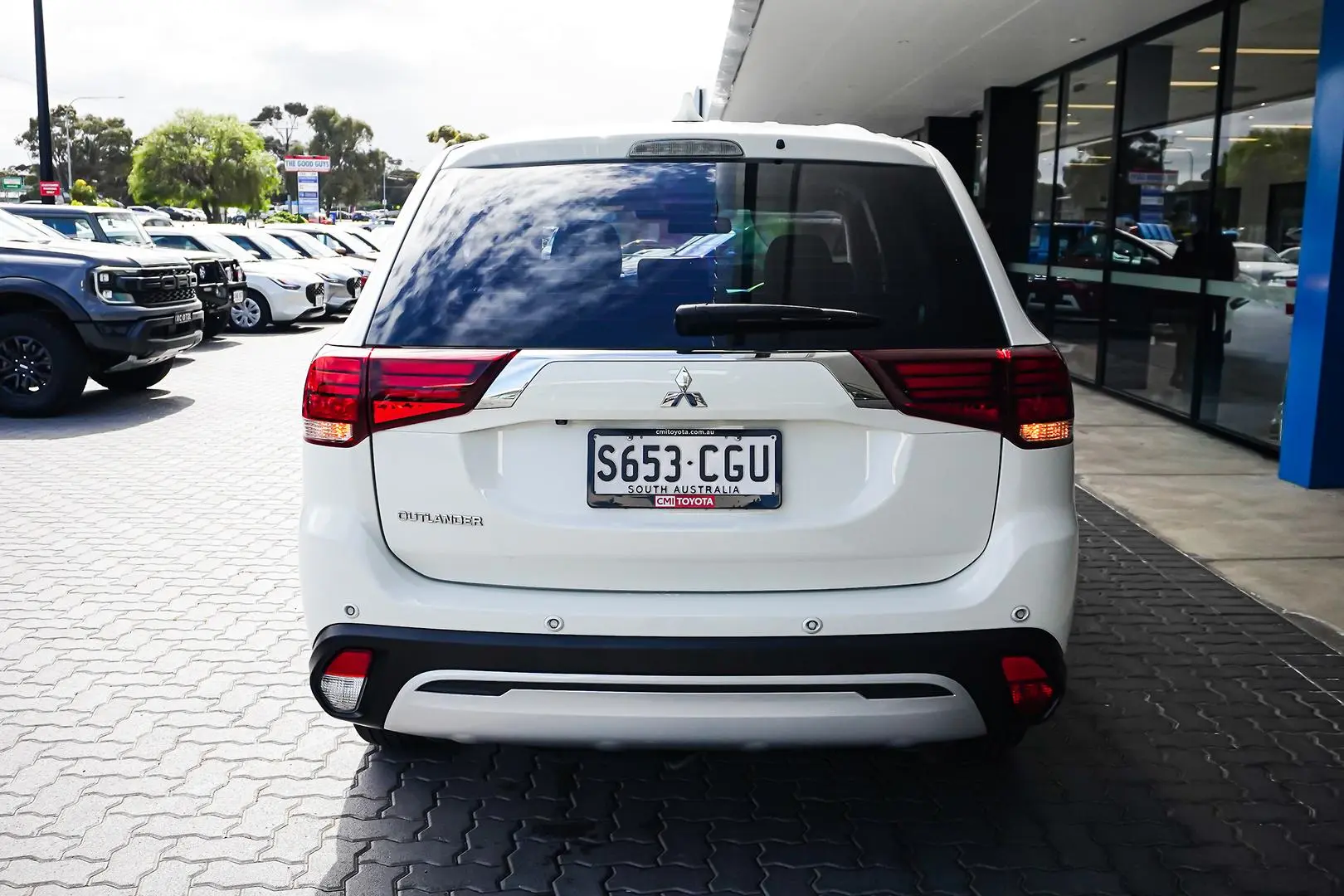 2020 Mitsubishi Outlander Gallery Image 6