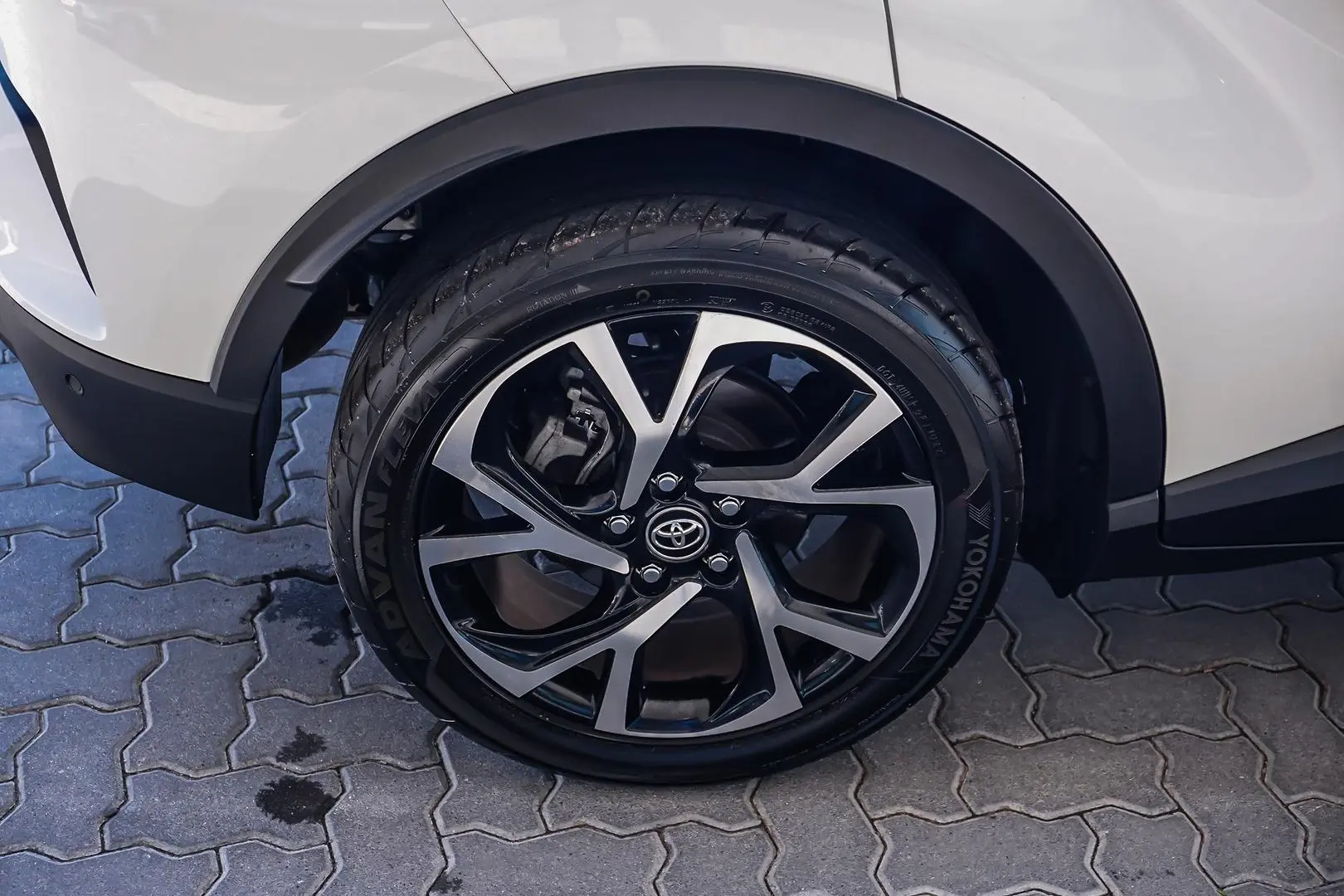 2017 Toyota C-HR Gallery Image 17