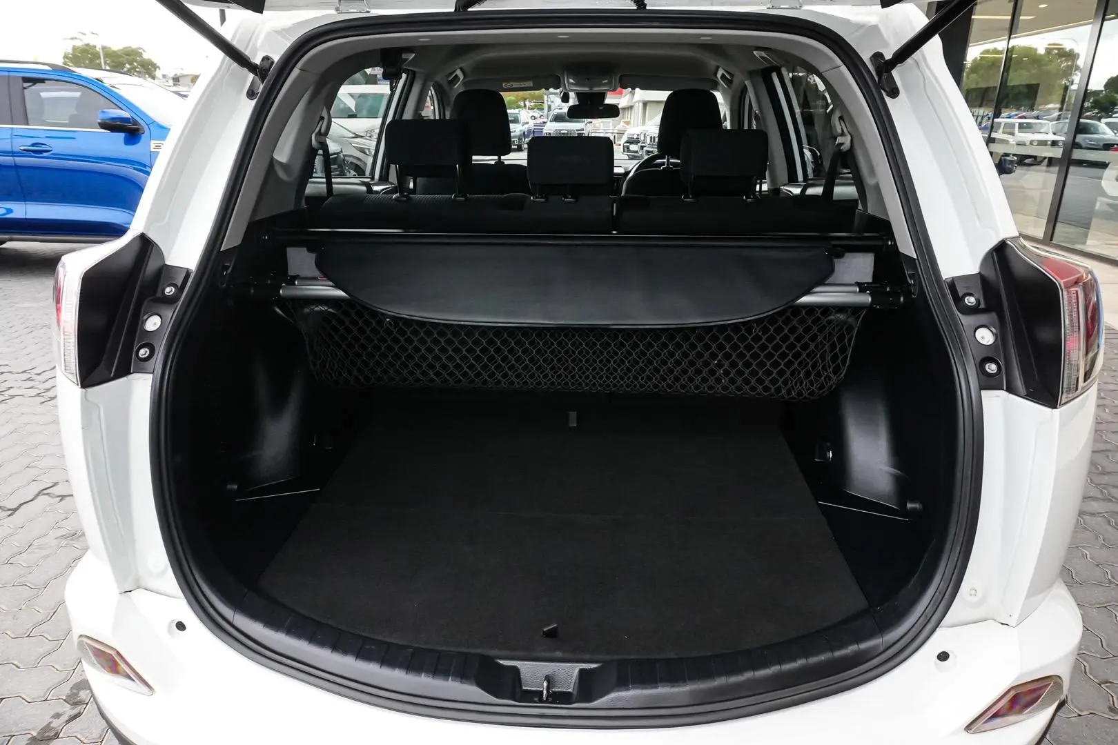 2017 Toyota RAV4 Gallery Image 11